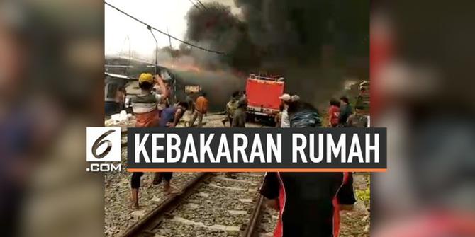 VIDEO: Kebakaran Hanguskan Puluhan Rumah di Pinggir Rel Kereta Api
