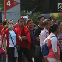 Antrean calon penonton untuk mendapatkan tiket final bulu tangkis beregu putra di sekitar tiket boks di kawasan GBK, Jakarta, Rabu (22/8). Laga final bulu tangkis beregu putra mempertemukan Indonesia melawan China. (Liputan6.com/Helmi Fithriansyah)