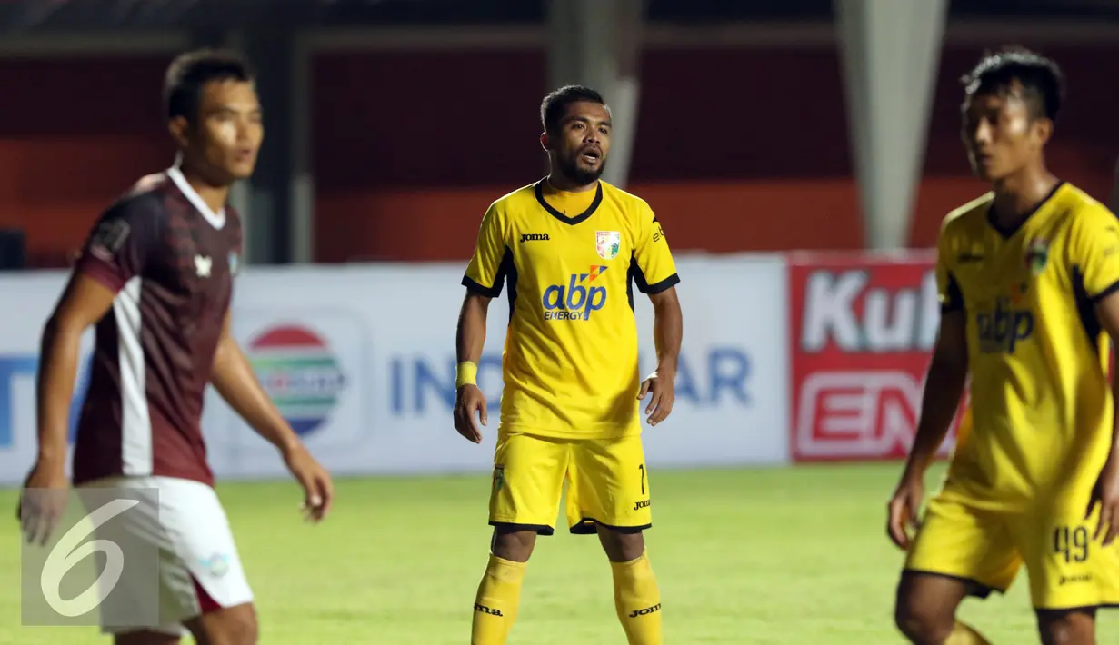 Penyerang Mitra Kukar, Zulham Zamrun mengekspresikan kekecewaan saat laga melawan Persegres GU di turnamen Piala Presiden 2017, Stadion Maguwoharjo, Sleman, Sabtu (4/2). Laga ini dimenangkan Mitra Kukar dengan skor 1-0. (Liputan6.com/Helmi Fithriansyah)