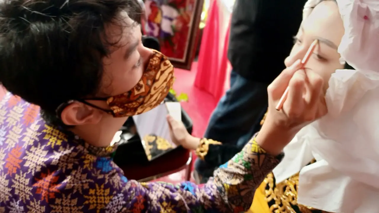 Ahmad Farhan Winarto penyandang Tuli dan CP yang mahir merias.