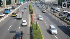 Sejumlah kendaraan melintas di Tol Dalam Kota, Jakarta, Kamis (29/7/2021). Jasa Marga menyebut volume lalu lintas kendaraan di tol turun sebesar 40,97 persen selama masa Pemberlakuan Pembatasan Kegiatan Masyarakat (PPKM) Darurat Jawa-Bali pada 3-20 Juli 2021. (Liputan6.com/Faizal Fanani)