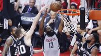 Pebasket Houston Rockets, James Harden (tengah) menembus pertahanan San Antonio Spurs, Minggu (7/5/2017). (EPA/Larry W Smith)