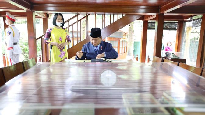 Menhan Prabowo Subianto mengisi buku tamu saat berziarah di Mausoleum Ho Chi Minh di sela-sela kunjungan kerjanya ke Vietnam. (Foto: Istimewa)