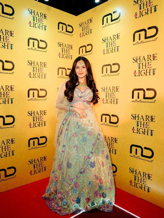 Beby Tsabina tampil menawan dalam balutan kain sari berwarna-warni yang meriah. Atasan yang serasi dengan roknya dipenuhi payet dan batu-batu berkilauan berwarna pelangi, dipadukan dengan selendang transparan. [Foto: Instagram/bebytsabina]