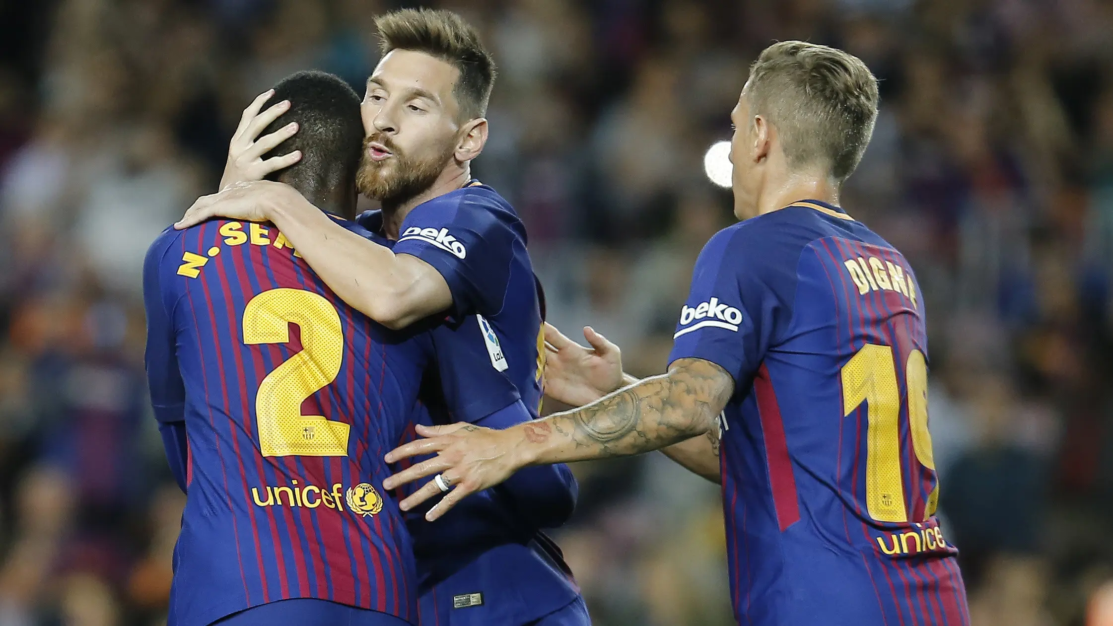 Pemain Barcelona, Lionel Messi (tengah) melakukan selebrasi bersama rekan-rekannya saat melawan Eibar pada lanjutan La Liga Spanyol di Camp Nou stadium, Barcelona (19/9/2017). (AFP/Pau Barrena)