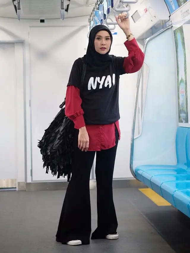 Zaskia Adya Mecca terlihat bak anak kuliahan