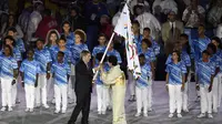 Presiden International Olympic Committee (IOC), Thomas Bach (kiri) memberikan bendra Olimpiade kepada Gubernur Tokyo, Yuriko Koike pada penutupan Olimpiade Rio 2016  di  Stadion  Maracana, Rio de Janeiro, (22/8/2016). (AFP/Eric Feferberg)
