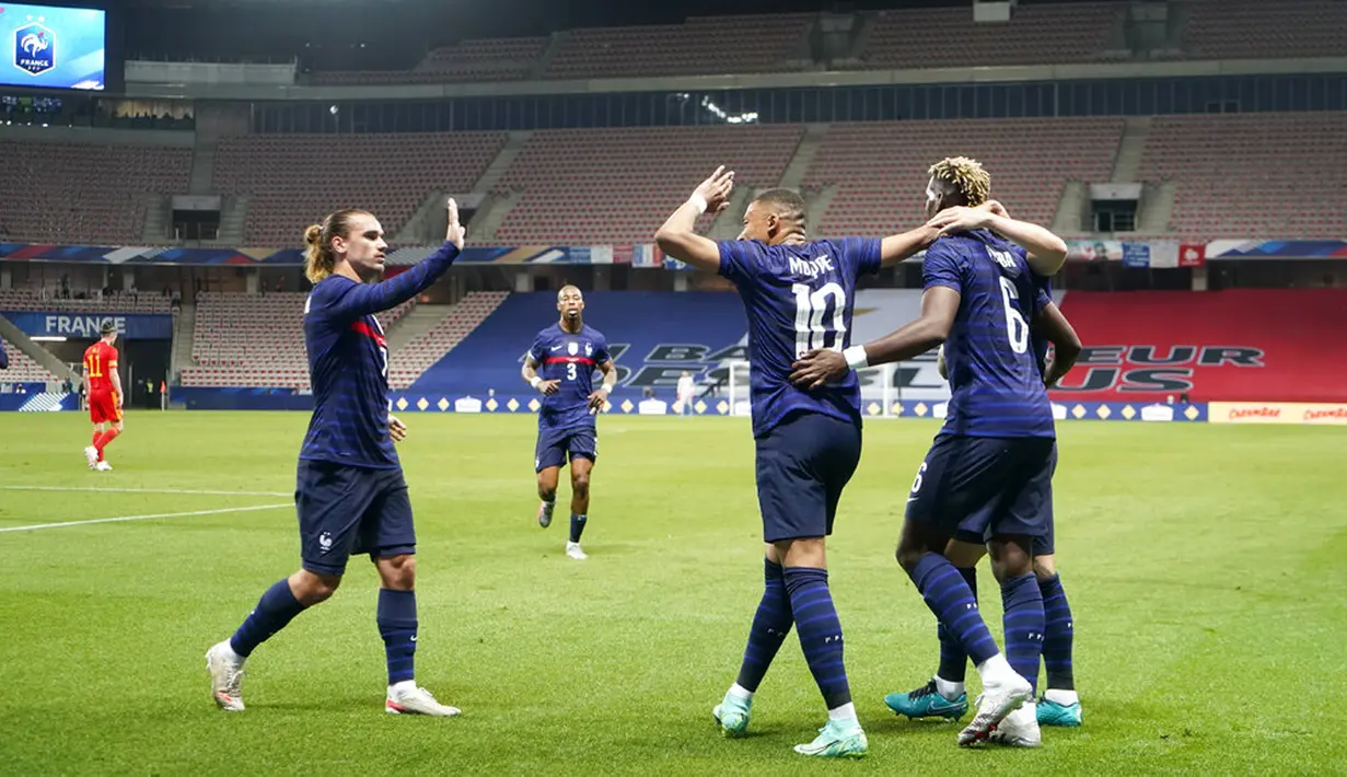 Pemain Prancis Kylian Mbappé merayakan setelah mencetak gol ke gawang Wales pada pertandingan persahabatan di Stadion Allianz Riviera, Nice, Prancis, Rabu (2/6/2021). Prancis membantai Wales 3-0. (AP Photo/Daniel Cole)