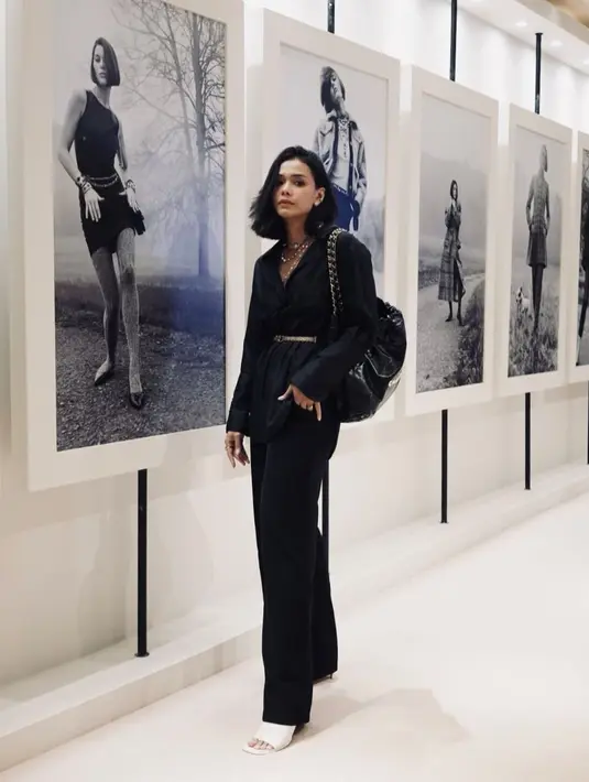 Outfit monokrmatik serba hitam seperti Adinia Wirasti bisa beri kesan tampilan yang elegan dan berkelas. [Foto: IG/adiniawrst].