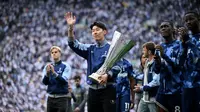 Penyerang Tottenham Hotspur asal Korea Selatan #07, Son Heung-Min, membawa trofi Liga Europa, setelah kemenangan mereka di Final Liga Europa pada pertengahan pekan lalu, 21 Mei. Ia dan tim memamerkan trofi tersebut kepada para penggemar setelah pertandingan Premier League&nbsp;antara Tottenham Hotspur dan Brighton and Hove Albion di Stadion Tottenham Hotspur, London, pada 25 Mei 2025. (JUSTIN TALLIS /AFP)