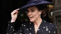 Tampilan Elegan Kate Middleton di Commonwealth Day Service, Pakai Bros Hadiah Raja Charles III. (JORDAN PETTITT / POOL / AFP)
