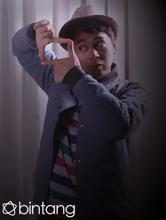 Banyak pendatang baru di dunia yang kini ditekuni oleh Raditya Dika. Namun pria berzodiak Capricorn ini tidak menganggap mereka sebagai saingan, justru ia ajak untuk berkolaborasi. (Andy Masela/Bintang.com)