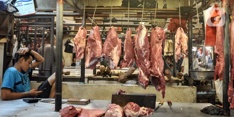 FOTO: Penjualan Daging Sapi di Pasar Senen Merosot Akibat Virus PMK