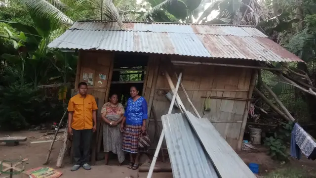 Kondisi Mama Martina yang hidup di gubuk reot di Sesa Hoder, Kabupaten Sikka, NTT (Liputan6.com/Ola Keda)