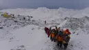 Tim Penyelamat membawa para pendaki gunung yang menjadi korban akibat gempa berkekuatan 7.8 skala Richter yang melanda Nepal, Sabtu (25/4/2015). (AFP Photo/Roberto Schmidt)