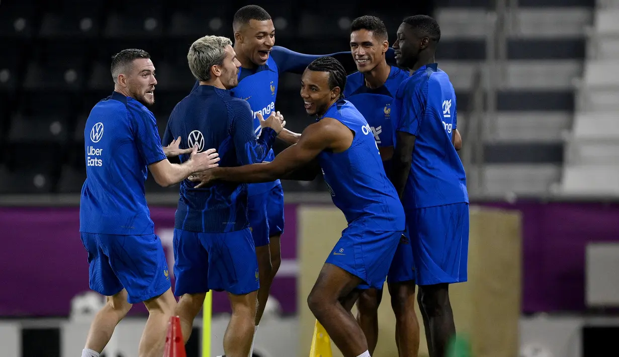 (dari kiri) Gelandang Prancis, Jordan Veretout, penyerang Antoine Griezmann, Kylian Mbappe, bek Jules Koounde, Raphael Varane dan penyerang Randal Kolo Muani mengambil bagian dalam sesi latihan di Stadion Jassim-bin-Hamad di Doha, 12 Desember 2022. Prancis berhasil lolos ke semifinal usai menyingkirkan Inggris dengan skor 2-1 pada babak perempat final. (AFP/Franck Fife)