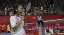 Pasangan Indonesia, Khalimatus Sadiyah, saat melawan wakil Cina, Cheng Hefang/Ma Huihui, pada final bulu tangkis Asian Para Games di Istora, Jakarta, Jumat (12/10/2018). Indonesia menang 21-15, 21-12. (Bola.com/M Iqbal Ichsan)