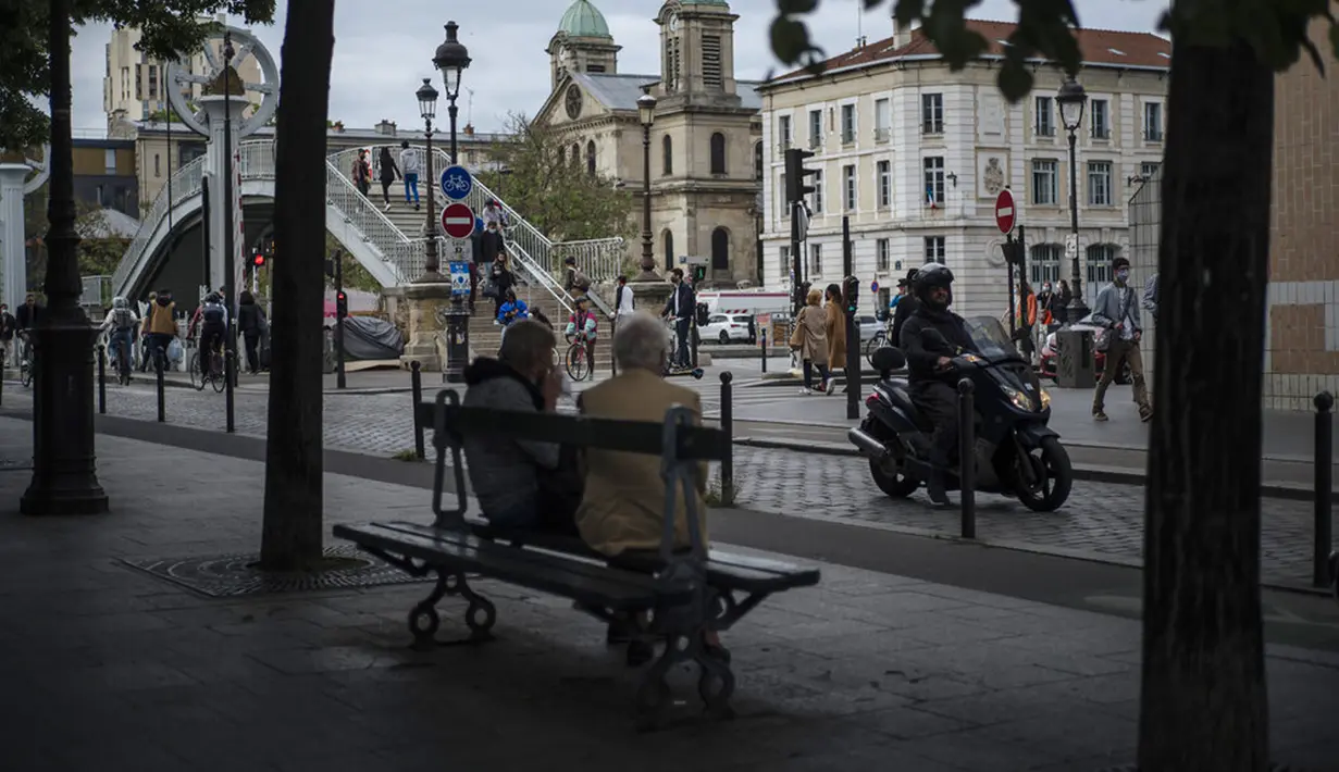 Orang-orang berjalan dekat La Villette Bassin di Paris, Prancis, Sabtu (5/6/2021). Jumlah kasus baru COVID-19 di Prancis semakin menurun. (AP Photo/Lewis Joly)