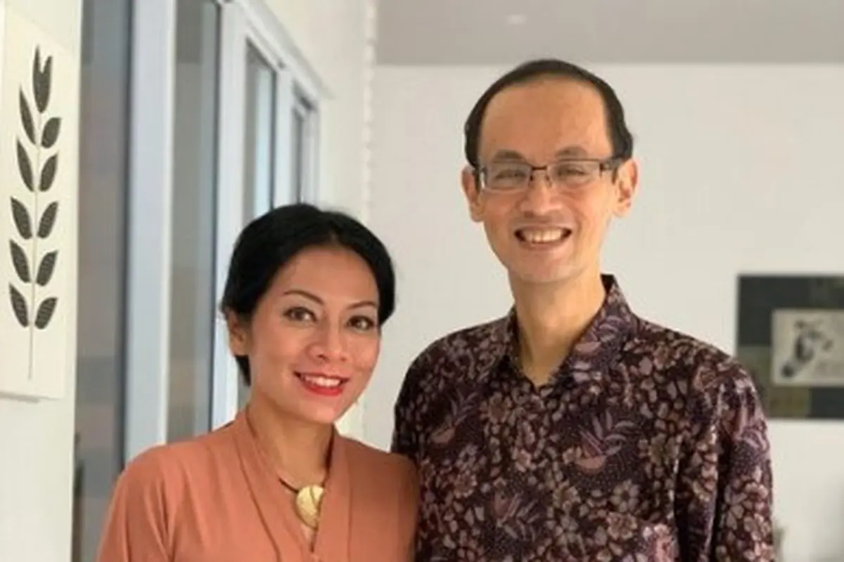 Reza Gunawan, dan Dewi Lestari, tampil elegan dengan batik dan kebaya saat menghadiri acara wisuda Keenan Avalokita Kirana. (Foto: Instagram/@rezagunawan)