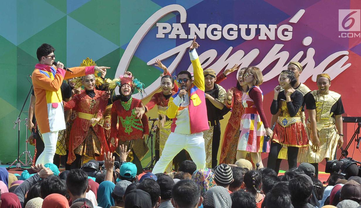 Suasana kemeriahan Panggung Gembira di Semarang, Jawa Tengah, Sabtu (15/12). Penonton menikmati penampilan sejumlah penyanyi dangdut dengan berjoged bersama. (Liputan6.com/Gholib)