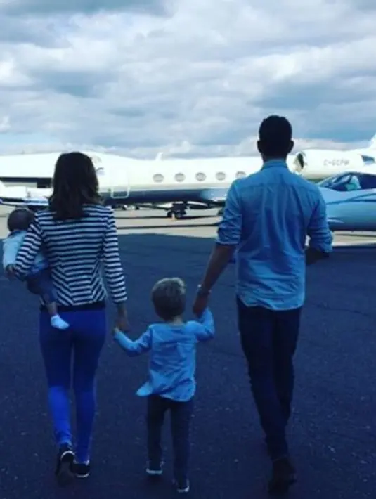 Meski tampak belakang, foto keluarga kecil ini terlihat penuh kehangatan. Michael, Luisana dan kedua anaknya terlihat sedang berada di lapangan pesawat terbang dan akan menumpanginya. (Instagram/michaelbuble)
