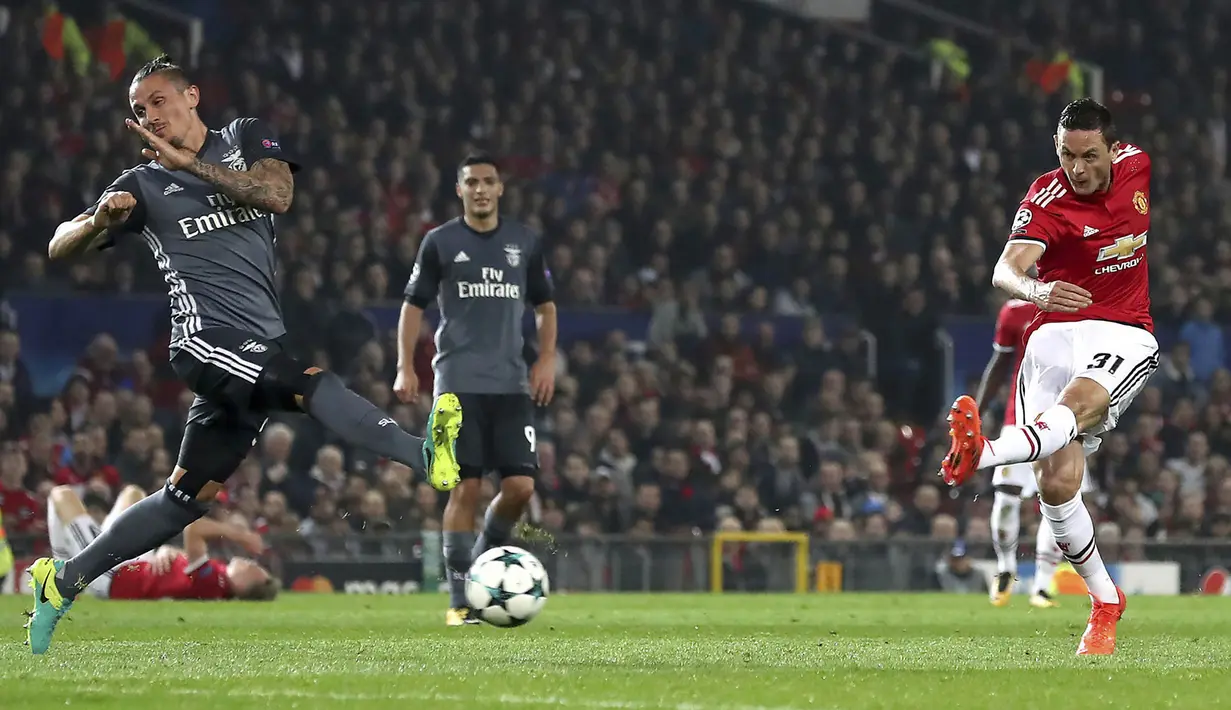 Gelandang Manchester United, Nemanja Matic, melepaskan tendangan ke gawang Benfica pada laga Liga Champions di Stadion Old Trafford, Selasa (31/10/2017). Manchester United menang  2-0 atas Benfica. (AP/Martin Rickett)