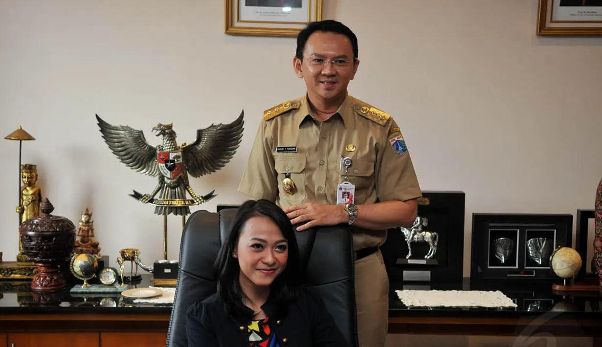 Presenter Liputan6.com, Ami Nindita, tak mau ketinggalan mengabadikan momen kebersamaan dengan Ahok di kantornya, Jakarta, (9/9/14). (Liputan6.com/Johan Tallo) 