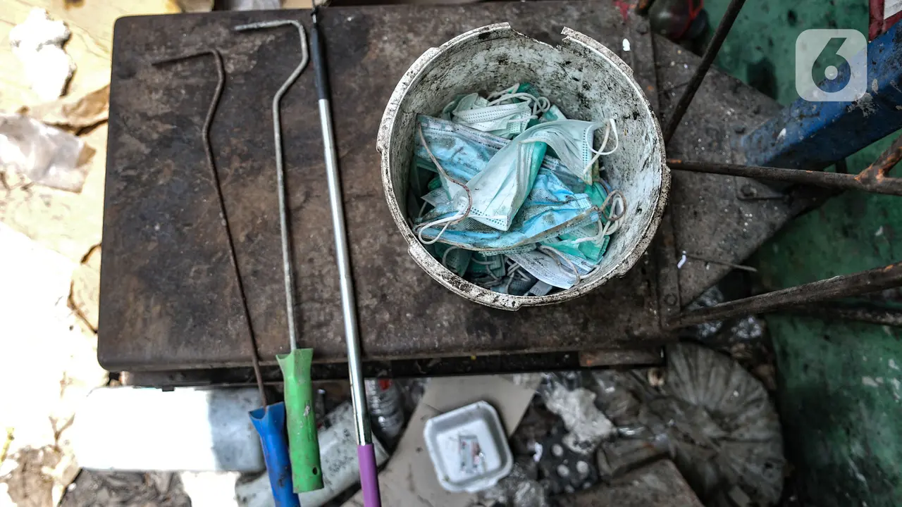 Petugas DLH DKI Jakarta Pilah Limbah Masker Rumah Tangga