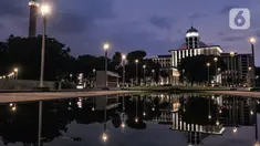 Suasana malam di Masjid Istiqlal, Jakarta, Senin (22/2/2021). Masjid Istiqlal rampung direnovasi dengan ditandai peresmian oleh Presiden Joko Widodo pada 7 Januari 2021 setelah melalui waktu pengerjaan selama 14 bulan dengan memakan biaya sebesar Rp511 miliar. (merdeka.com/Iqbal S Nugroho)