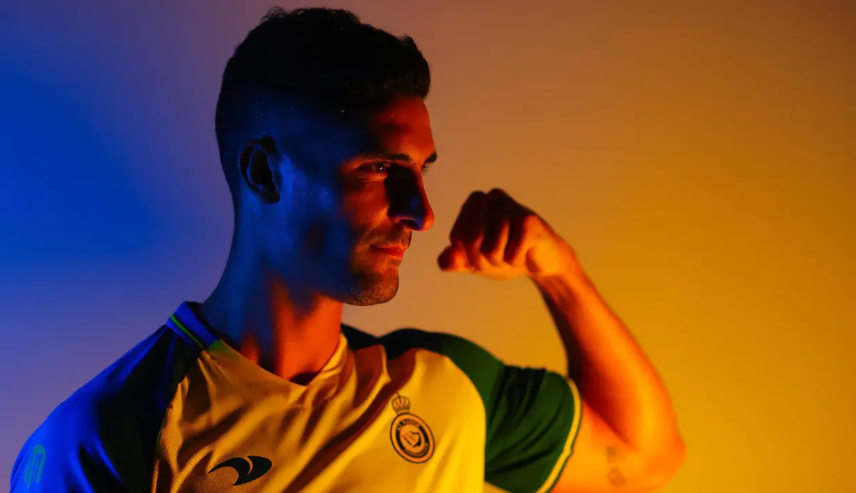 Alvaro Gonzalez. Bek tengah Spanyol berusia 32 tahun ini baru saja bergabung dengan Al-Nassr FC pada awal musim 2022/2023 setelah meninggalkan Olympique Marseille dengan status bebas transfer dan terikat kontrak hingga Juni 2024. Bersama Al-Nassr FC musim ini ia telah tampil dalam 10 laga di Saudi Pro League. (twitter.com/AlNassrFC)