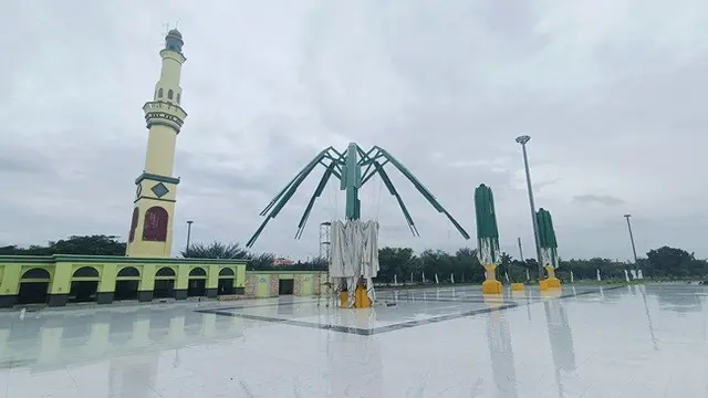 Kondisi salah satu payung elektrik di Masjid An-Nur Pekanbaru yang rusak karena dampak cuaca buruk.