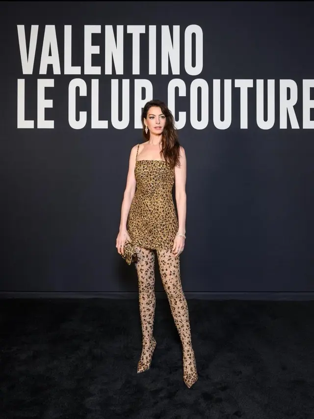 Anne Hathaway Tampil Glamor Pakai Dress Macan Tutul di Paris Fashion Week