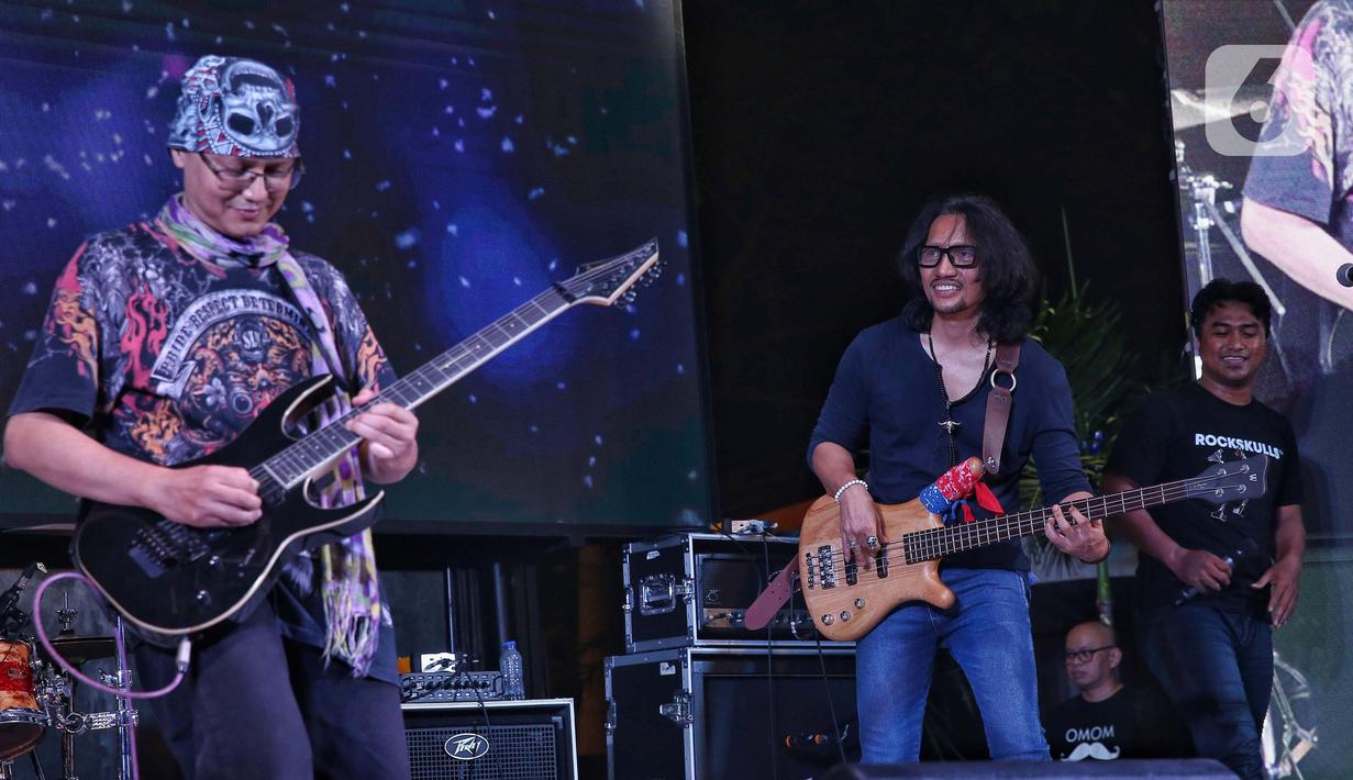 Festival musik All You Can Hear Gigs 2024 dipersembahkan oleh konten kreator YouTube Ferdy Tahier, All You Can Hear, berkolaborasi dengan Asthana Kemang dan CKH Ent dan digelar selama dua hari. (Liputan6.com/Angga Yuniar)