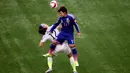 Penyerang Jepang, Shinobu Ohno (kanan)( berebut bola udara dengan gelandang Lauren Holiday di final Piala Dunia wanita di BC Place, Vancouver, Kanada, Senin (6/7/2015). Amerika mengalahkan Jepang dengan skor 5-2. (Reuters/Erich Schlegel)