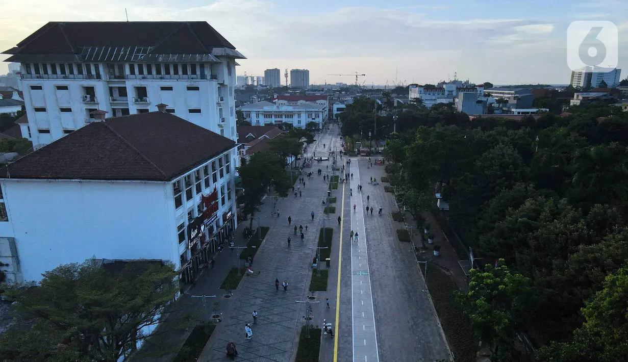 Foto udara suasana pedestrian di kawasan Kota Tua, Jakarta, Kamis (1/9/2022). Jalur pedestrian yang menghubungkan Stasiun Jakarta Kota dengan Kawasan Wisata Kota Tua itu selesai direvitalisasi dan sudah bisa digunakan pejalan kaki. (Liputan6.com/Herman Zakharia)