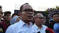 Menaker Hanif Dakhiri mengunjungi lokasi ledakan pabrik mercon di Tangerang. (Liputan6.com/Pramita Tristiawati)
