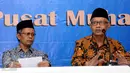 Ketua Umum PP Muhammadiyah, Haedar Nashir (kanan) memberi jawaban usai pembacaan pernyataan sikap terhadap Pilkada Serentak 15 Februari di Jakarta, Senin (13/2). Ada tujuh butir pernyataan sikap PP Muhammadiyah. (Liputan6.com/Helmi Fithriansyah)