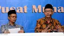 Ketua Umum PP Muhammadiyah, Haedar Nashir (kanan) memberi jawaban usai pembacaan pernyataan sikap terhadap Pilkada Serentak 15 Februari di Jakarta, Senin (13/2). Ada tujuh butir pernyataan sikap PP Muhammadiyah. (Liputan6.com/Helmi Fithriansyah)