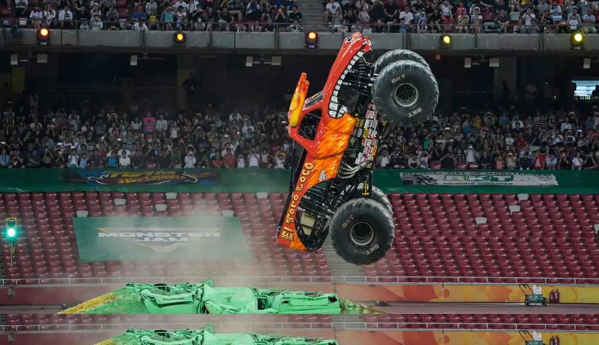 Aksi truk El Toro Loco saat acara Monster Jam yang pertama di Stadion Nasional "Bird's Nest", Beijing, (29/7). Pada akhir tahun 2017, Monster Jam akan mengadakan acara di 56 kota internasional dan 30 negara. (AP Images for Feld Entertainment, Inc.)