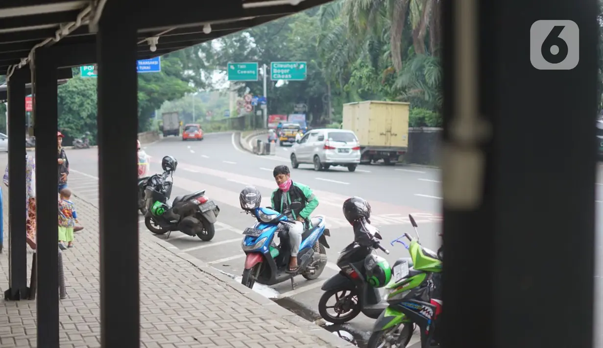 Pengemudi ojek daring menunggu order di depan Cibubur Junction, Jakarta, Selasa (24/3/2020). Merebaknya corona Covid-19 menyebabkan aktivitas di kawasan itu lesu yang juga berimbas pada turunnya pendapatan pengemudi ojol hingga lima kali lipat dibanding hari biasanya (Liputan6.com/Immanuel Antonius)