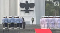 Presiden Joko Widodo saat memimpin upacara peringatan Hari Pahlawan Nasional di Taman Makam Pahlawan (TMP) Utama Kalibata, Jakarta Selatan, Minggu (10/11/2019). Upacara diikuti oleh sekitar 3500 peserta, baik dari undangan maupun personel dari tiga matra TNI. (Liputan6.com/Herman Zakharia)