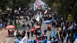 Dalam aksinya para buruh menuntut kenaikan upah minimum 30 persen pada 2015, Jakarta, (2/10/14). (Liputan6.com/Johan Tallo) 
