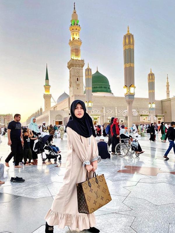 Cantiknya Via Vallen dengan balutan hijab. (Sumber: Instagram/@viavallen)
