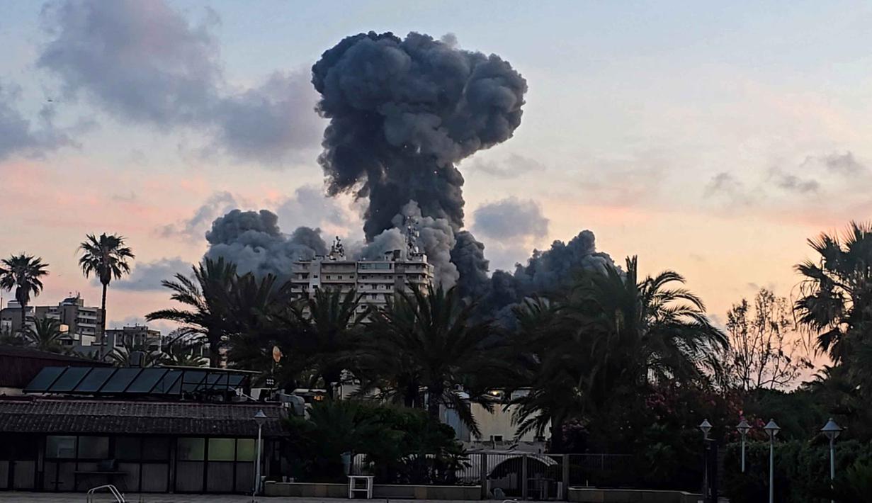 Kepulan asap membubung dari lokasi serangan Israel di Tyre, Lebanon Selatan, pada Kamis 28 Mei 2026. (KAWANT HAJU/AFP)