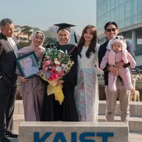 Xaviera berhasil menyelesaikan pendidikan double major di bidang Computer Science dan Business Technology Management, dengan spesialisasi Artificial Intelligence. Keberhasilan ini semakin terasa istimewa berkat kehadiran keluarga Xaviera, yang terbang jauh dari Indonesia untuk mendampinginya. [@xavieraaputri]