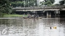 Sejumlah pengendara motor menaiki perahu eretan di  Kanal Banjir Barat (KBB), Teluk Gong, Jakarta, Rabu (10/2/2016). Dengan tarif Rp 2000, mereka dapat mempersingkat jarak dan waktu dari Teluk Gong menuju Pluit. (Liputan6.com/Faizal Fanani)