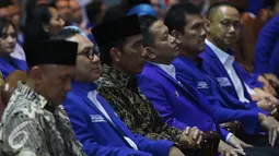 Presiden Joko Widodo (ketiga kiri) saat menghadiri acara Rapimnas PAN di Jakarta, Minggu (13/11).  Rapimnas tersebut beragendakan persiapan menghadapi Pilkada serentak 2017 dan perkembangan situasi politik di Indonesia. (Liputan6.com/Herman Zakharia)