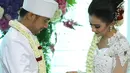 Sonya Fatmala memasangkan cincin ke suami tercintanya, Hengky Kurniawan. (Galih W. Satria/bintang.com)