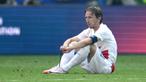 Pemain Kroasia, Luka Modric, tampak lesu setelah ditahan imbang Albania pada laga Grup B di Volksparkstadion, Hamburg, Rabu (19/6/2024). Kroasia bermain imbang 2-2. (AFP/Christophe Simon)