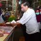 Presiden Joko Widodo atau Jokowi membagikan bantuan langsung kepada para penerima manfaat saat mengunjungi Pasar Sukamandi, Kabupaten Subang, Provinsi Jawa Barat, Selasa (12/7/2022). Jokowi memastikan agar bantuan tersebut dapat memperkuat daya beli masyarakat sehingga dapat meningkatkan pertumbuhan ekonomi daerah setempat. (Foto: Muchlis Jr - Biro Pers Sekretariat Presiden)